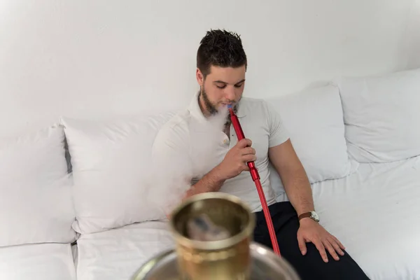 Junger Mann raucht Shisha in arabischem Restaurant — Stockfoto