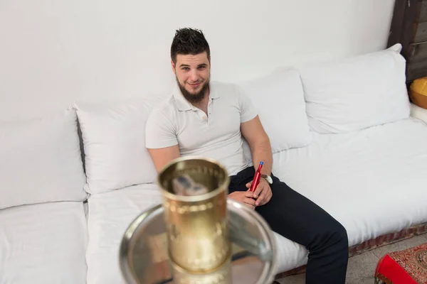 Mannen med skägg koppla av röka Shisha — Stockfoto