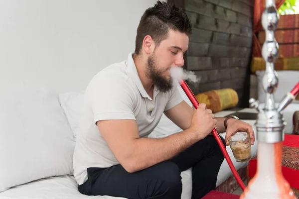 Jonge Man roken Shisha in Arabisch Restaurant — Stockfoto