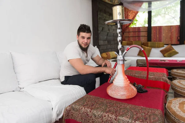 Muž s plnovousem uvolnit kouř Shisha — Stock fotografie