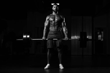 Egzersiz Fitness Center'da Barbell ile geri