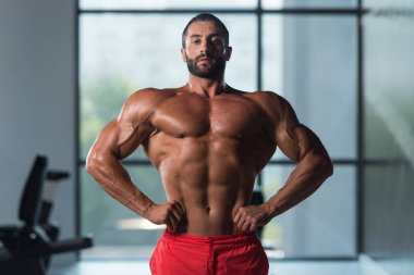 Kasların esneme sağlıklı genç adam