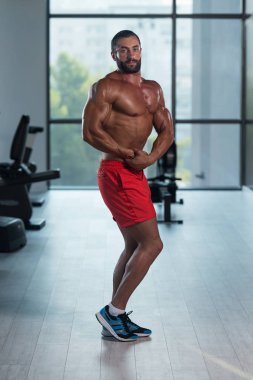 Yakışıklı vücut geliştirmeciydi yan göğüs poz yapma