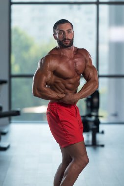 Yakışıklı vücut geliştirmeciydi yan göğüs poz yapma