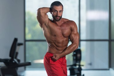 Genç vücut kasları yan göğüs poz esneme