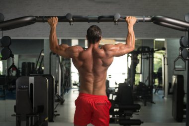 vücut geliştirmeci Pull ups en iyi sırt egzersizleri yapıyor