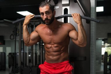 Arka kablo makine için egzersiz yapan erkek