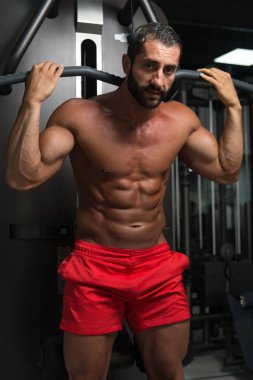 Kaslı adam arka için ağır egzersiz yaparak