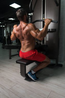 Bel için ağır egzersiz yapan İtalyan erkek