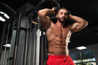 Triceps kablosu ile egzersiz yaparak vücut geliştirmeci