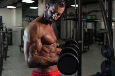 Kaslı adam eğitim pazı Dumbbells ile