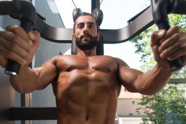 Göğüs için ağır egzersiz yapan erkek