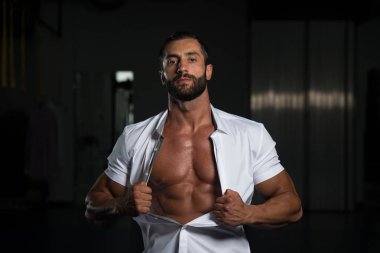 Seksi İtalyan adam beyaz gömleği giyince poz