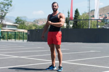 Sağlıklı genç adam açık havada poz