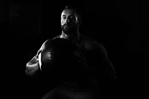 Kaslı adam egzersiz sağlık topu ile — Stok fotoğraf