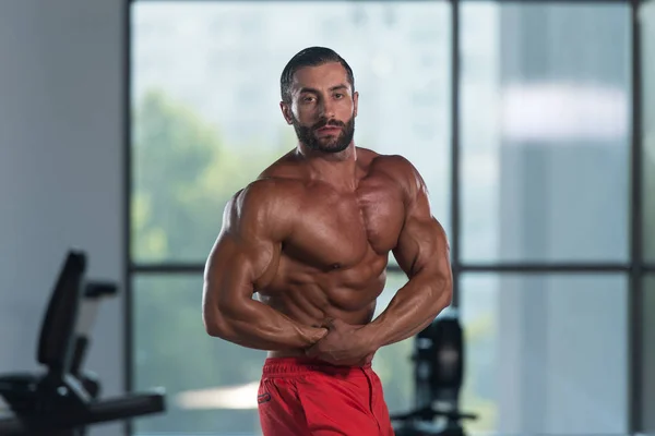 Bodybuilder in Seitenbrustpose — Stockfoto