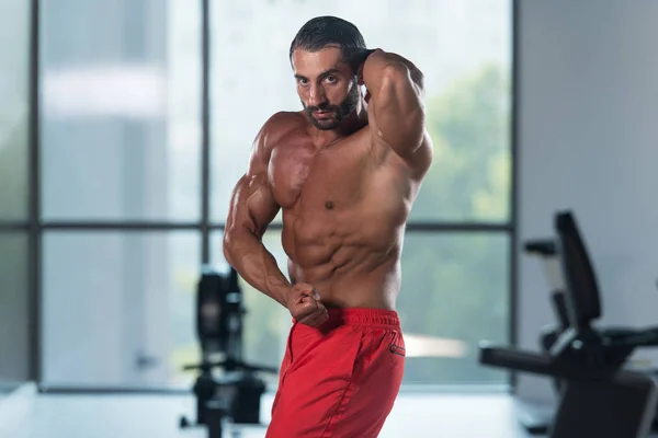 Unga Bodybuilder flexar muskler Side Chest Pose — Stockfoto