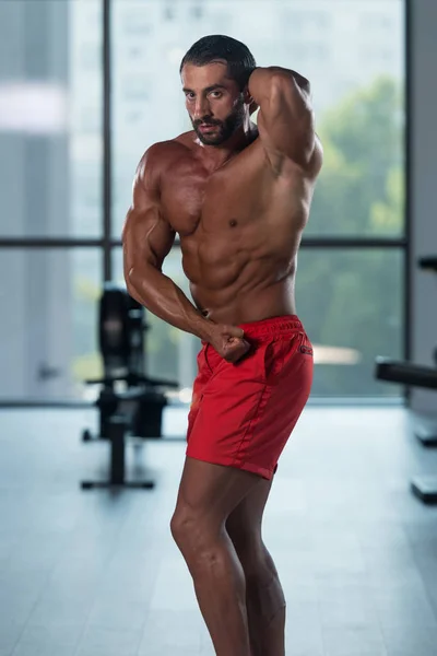 Musculos Flexantes de Fisiculturista Jovem Pose Torácica Lateral — Fotografia de Stock