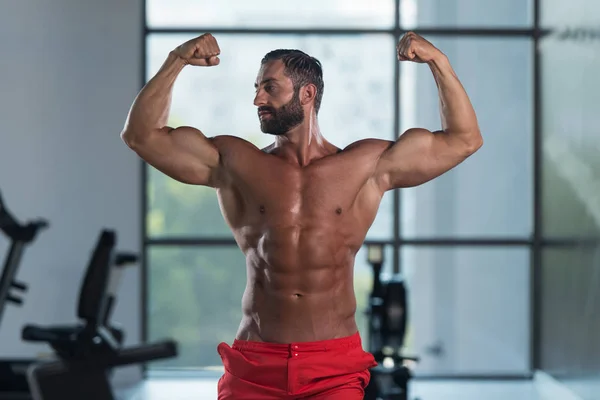 Culturista Flexing Frente Doble Biceps Pose En Gimnasio — Foto de Stock