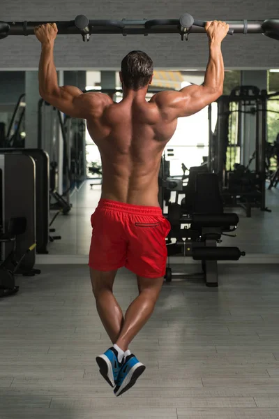 Male Bodybuilding Athlete Doing Pull Ups — Stock Photo, Image