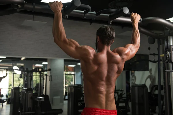 Bodybuilder doen pull ups beste terug oefeningen — Stockfoto