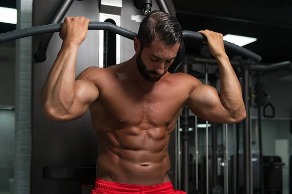 Hombre italiano haciendo ejercicio de peso pesado para la espalda — Foto de Stock