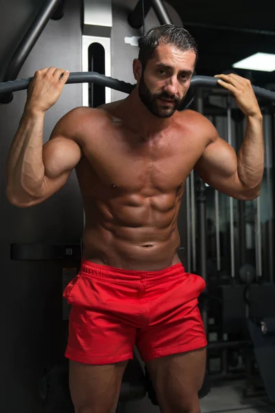 Muskulöser Mann beim Krafttraining für den Rücken — Stockfoto