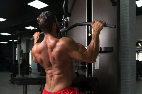 Man Doing Exercise For Back On Cable Machine — Stock Photo, Image