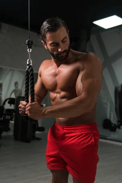 Italský muž cvičení Triceps v tělocvičně — Stock fotografie
