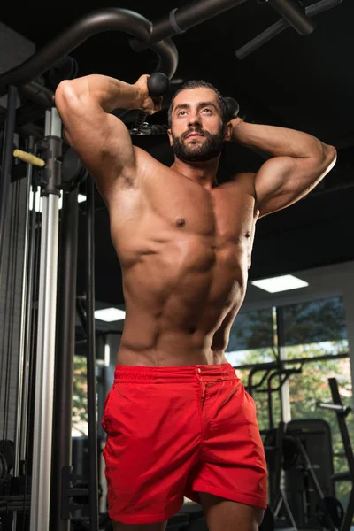 Hispânico homem exercitando tríceps no ginásio — Fotografia de Stock