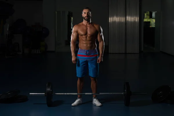 Culturista Realizando Ejercicio Espalda Con Barrera En Gimnasio — Foto de Stock