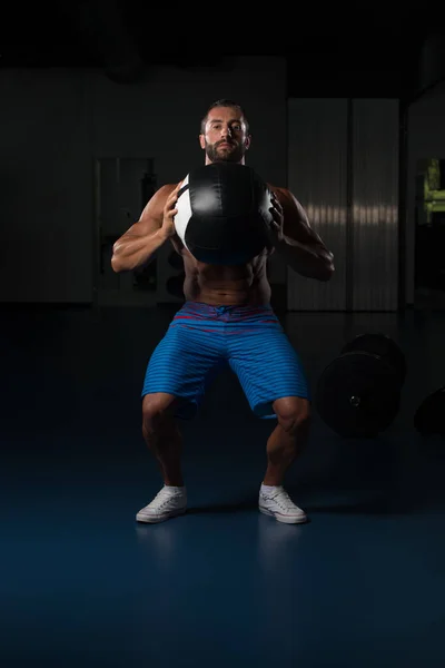 Homem Muscular Fazendo Exercícios Medecine Ball — Fotografia de Stock