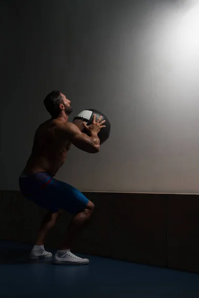 Ejercicio del hombre muscular con bola de la medicina — Foto de Stock