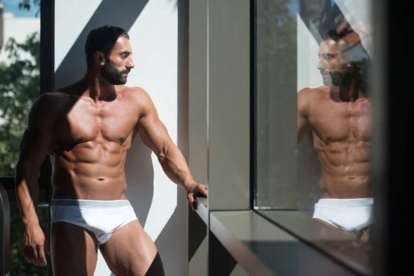 Porträt eines muskulösen Modells ohne Hemd in Unterwäsche — Stockfoto