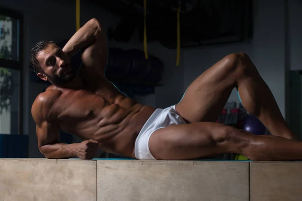 Vuxen Man vilar i underkläder i Gym — Stockfoto
