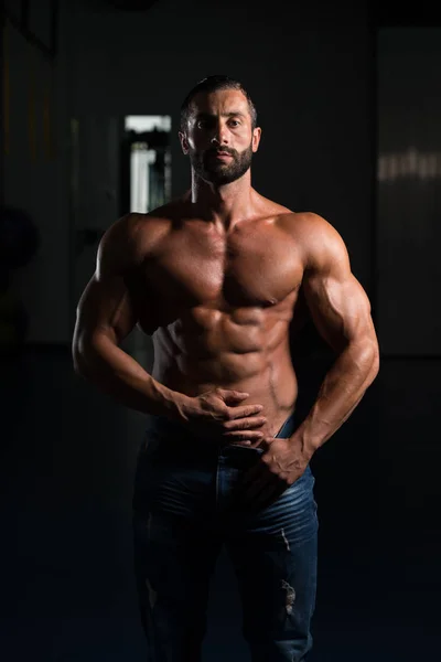 Muscle homme posant dans la salle de gym — Photo