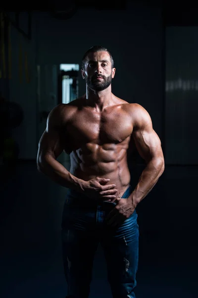 Sexig italienska Man poserar i Gym — Stockfoto