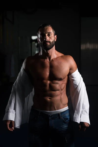 Sexy italiano uomo in posa in bianco camicia — Foto Stock