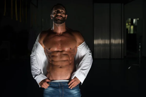 Sexy italiano homem posando no branco camisa — Fotografia de Stock