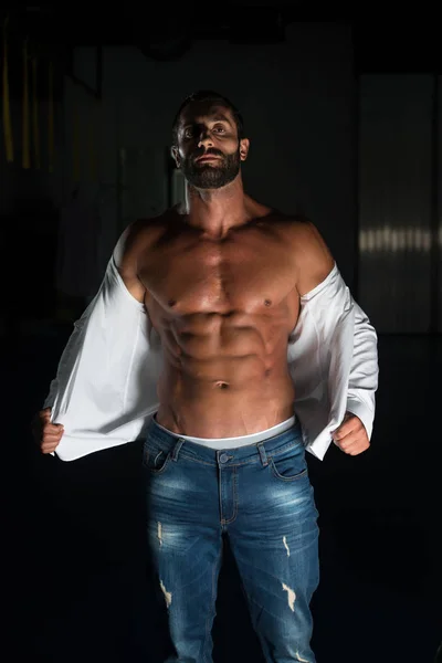 Sexy Łacińskiej mężczyzna pozowanie w białej koszuli — Zdjęcie stockowe