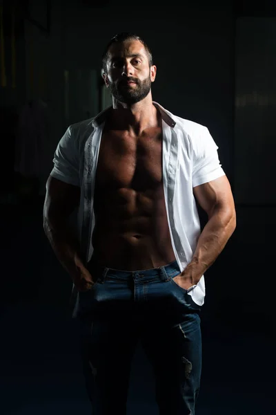 Сексуальний італійського чоловік в білій сорочці себе — стокове фото
