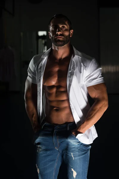セクシーなラテン男の白いシャツでポーズ — ストック写真