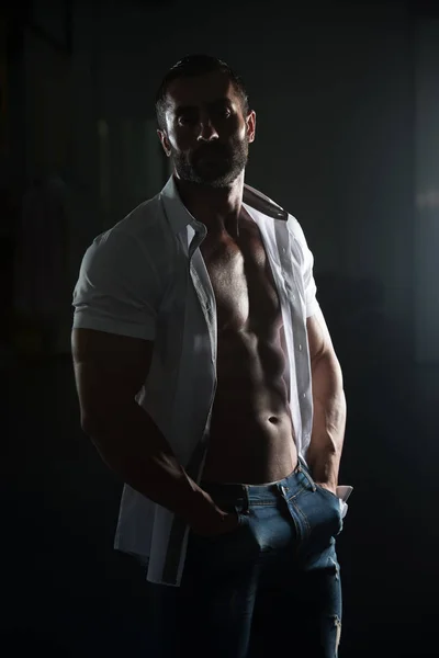 Sexy hombre latino posando en camisa blanca —  Fotos de Stock
