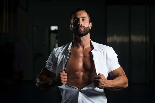 Sexy italiano homem posando no branco camisa — Fotografia de Stock