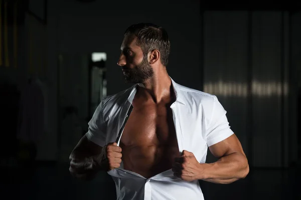 Sexy hombre latino posando en camisa blanca — Foto de Stock