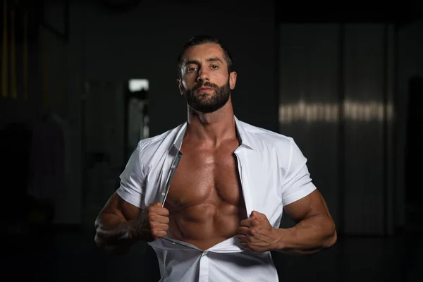 Sexy Italiaanse Man die zich voordeed In wit overhemd — Stockfoto