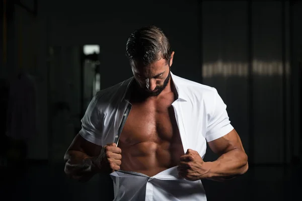 Sexy italiano hombre posando en blanco camisa — Foto de Stock