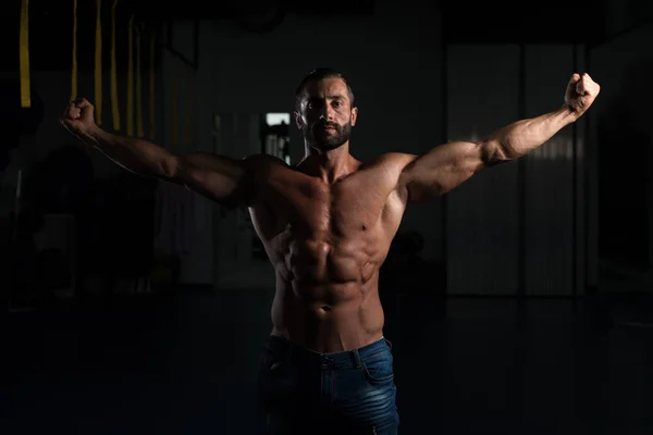 Sexig italienska Man poserar i Gym — Stockfoto