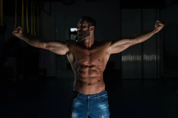 Uomo muscolare in posa in palestra — Foto Stock