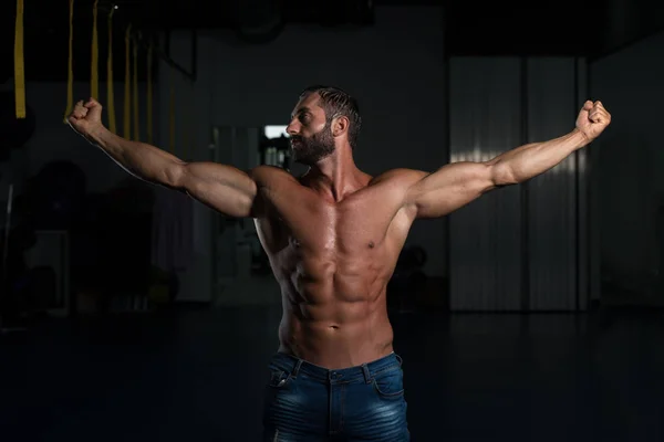 Sexy Łacińskiej mężczyzna pozowanie w siłowni — Zdjęcie stockowe